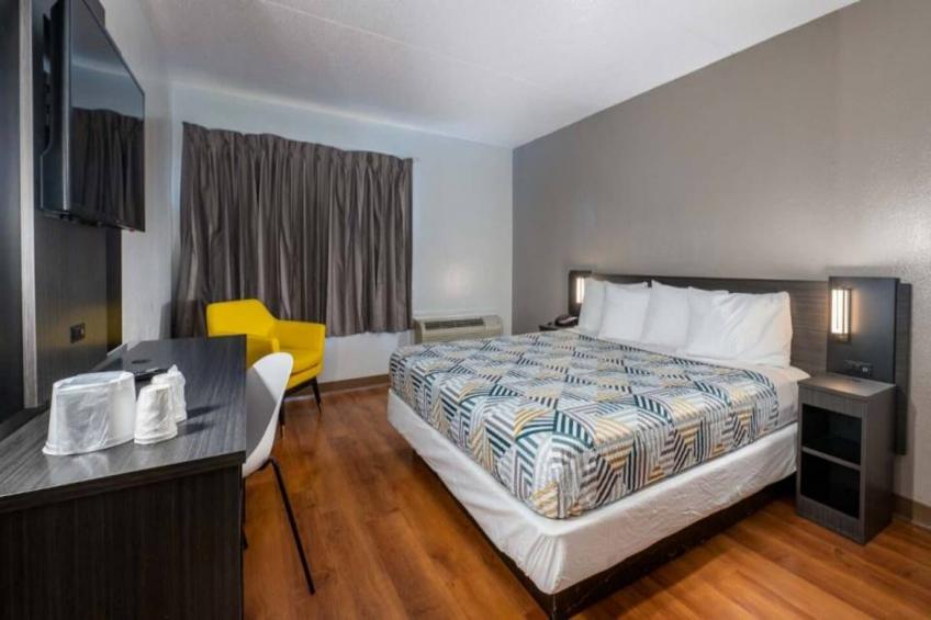 1 King Bed  Smoking Micfridge - foto 3