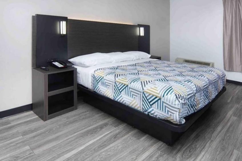 1 King Bed  Non-Smoking