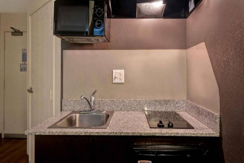 1 Queen Bed  ADA/RI Shower - foto 8