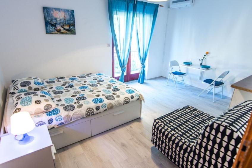 Klimatisiertes Gästezimmer mit Blick auf den Pinienwald