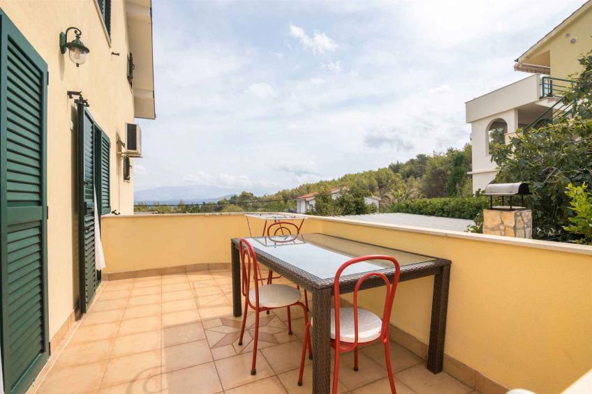 Holiday apartment with air conditioning, terrace and sea view in Slatine - BF-3VNF8 - foto 2