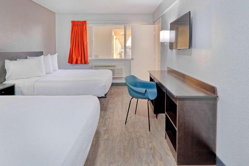 2 Full Beds  ADA/RI Shower/Micfridge - foto 11