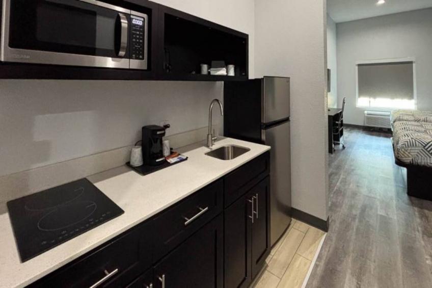1 King Bed  Non-Smoking Kitchen - foto 11