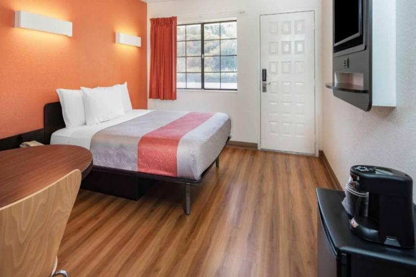 1 Queen Bed  Mini Fridge - foto 7