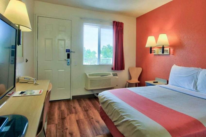 1 Queen Bed  Mini Fridge Smoking - foto 6