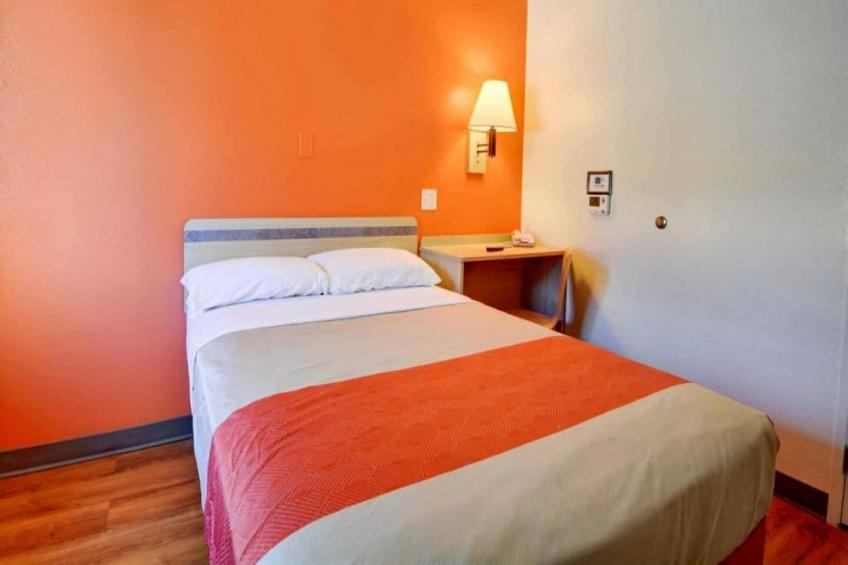 1 Queen Bed  Deluxe Micfridge - foto 9
