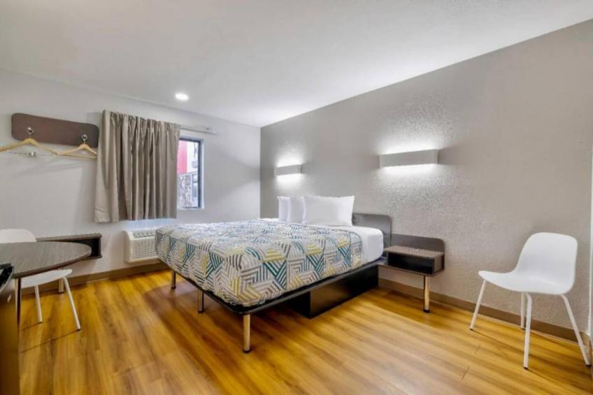 1 Queen Bed  Smoking Kitchen - foto 12
