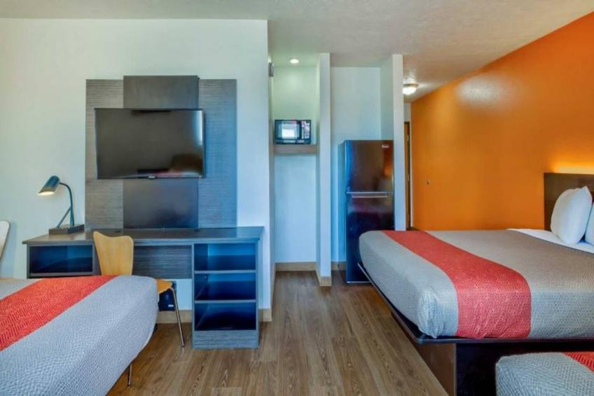 3 Queen Beds  Non-Smoking Micfridge - foto 50
