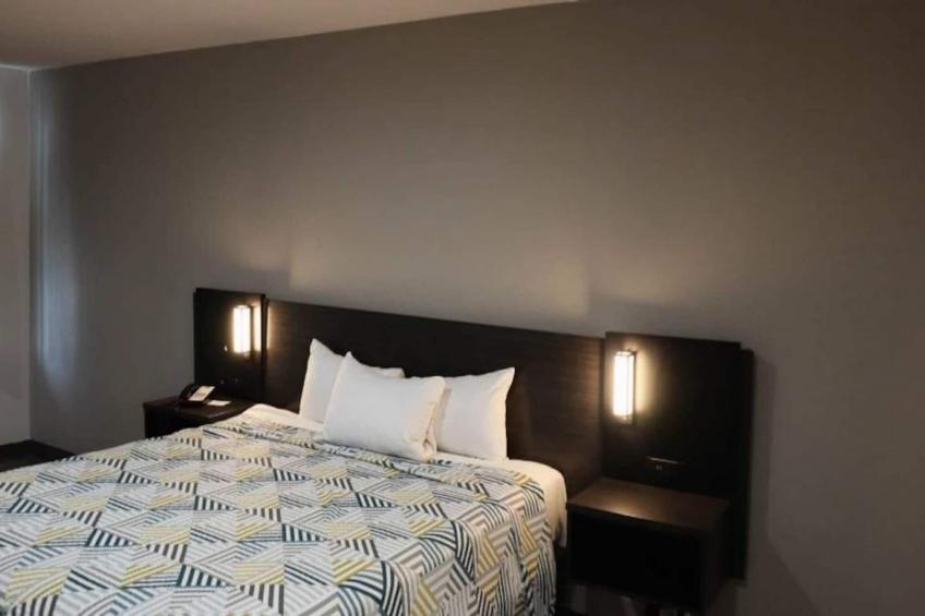1 King Bed  Non-Smoking Micfridge - foto 3