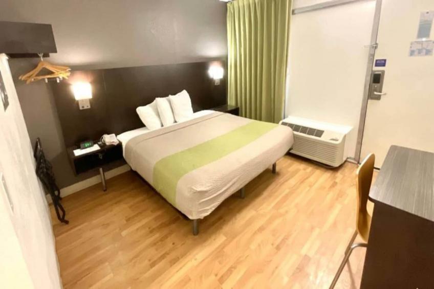 1 King Bed  Mobil Access Tub Nsmk Kitchen - foto 23
