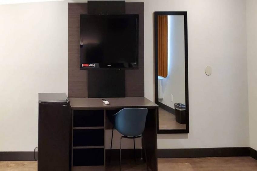 1 King Bed  Non-Smoking Mini Fridge - foto 24