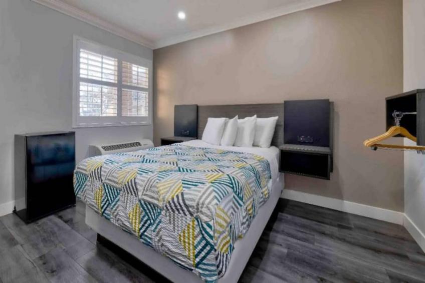 1 Queen Bed  Non-Smoking Mini Fridge - foto 12