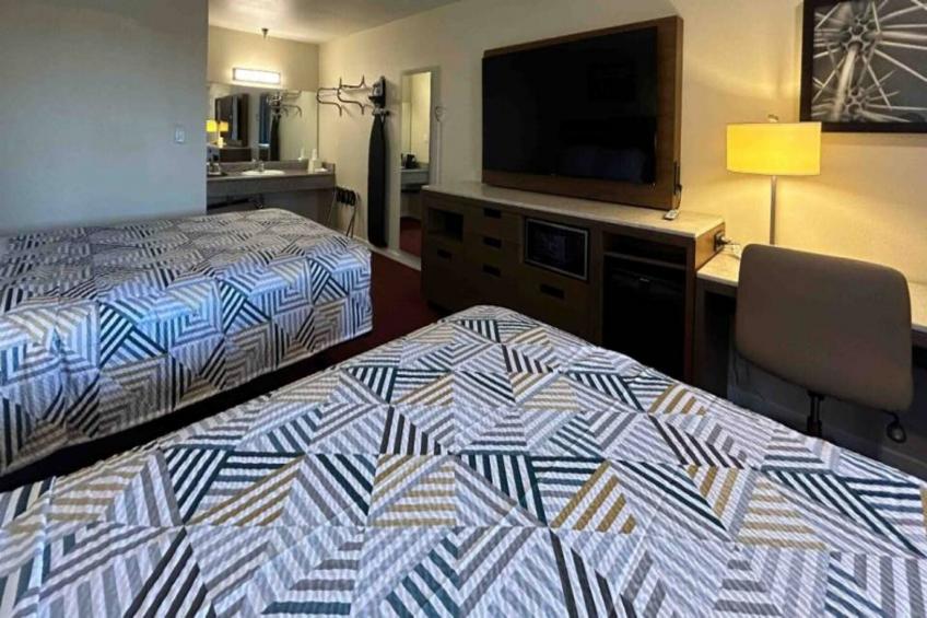 2 Queen Beds  Non-Smoking Micfridge - foto 10