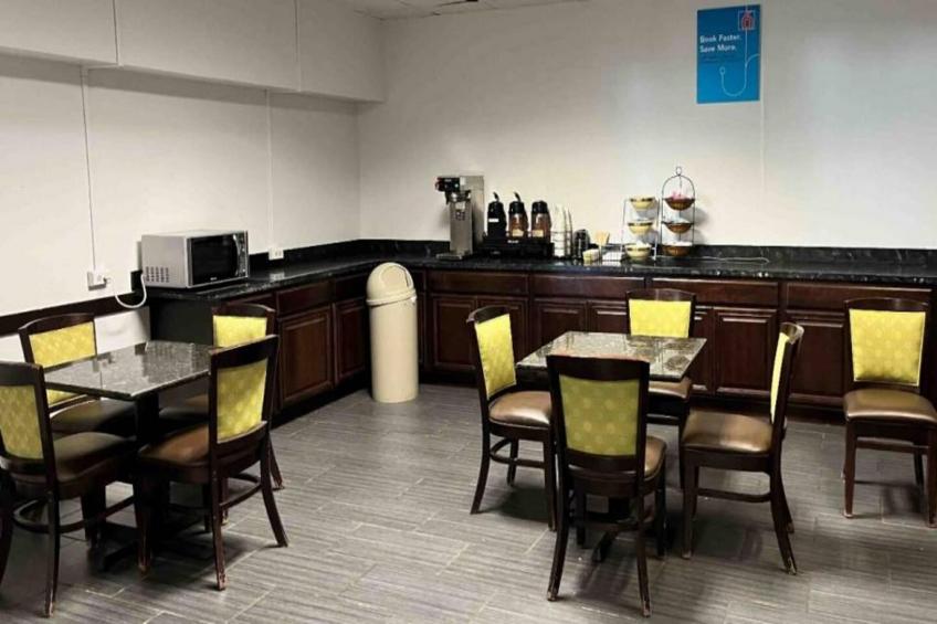 1 Queen Bed  Non-Smoking Kitchen - foto 25