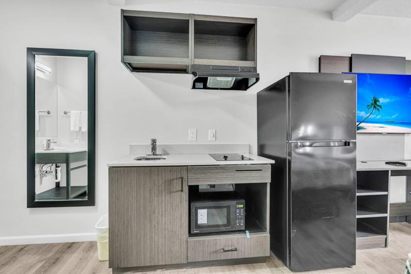 1 King Bed  Non-Smoking Kitchen - foto 4
