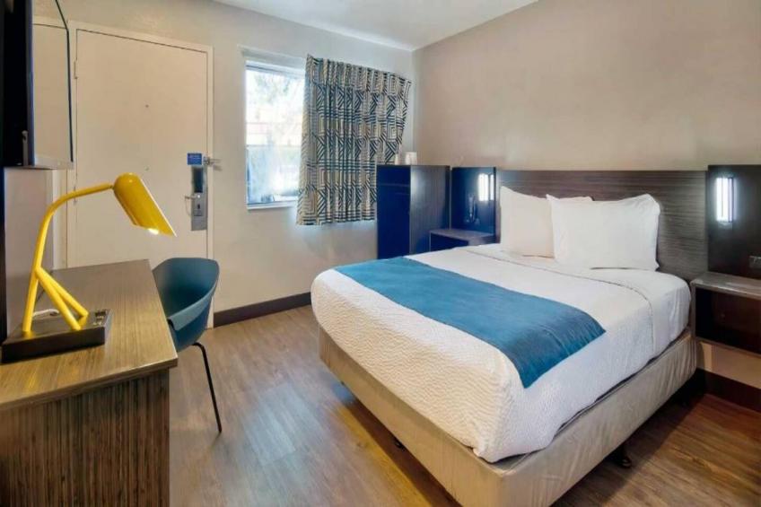 1 Queen Bed  ADA/RI Shower - foto 9