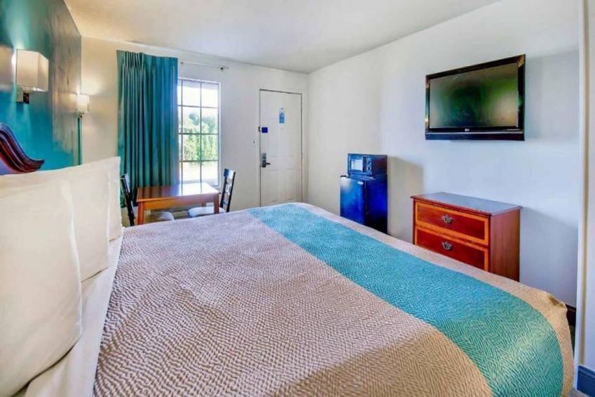 1 King Bed  Non-Smoking Micfridge - foto 8