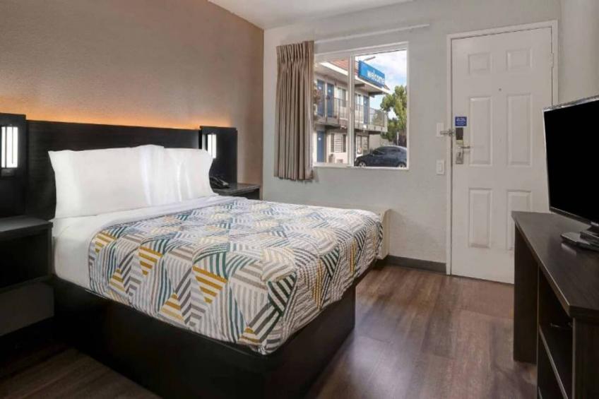 1 Full Bed  ADA/RI Shower/Mini Fridge - foto 5