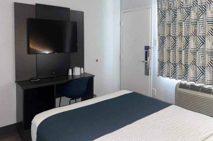 1 Queen Bed  Micfridge - foto 17