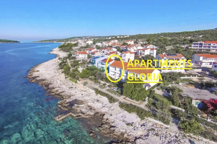 mit Blick auf das Wasser