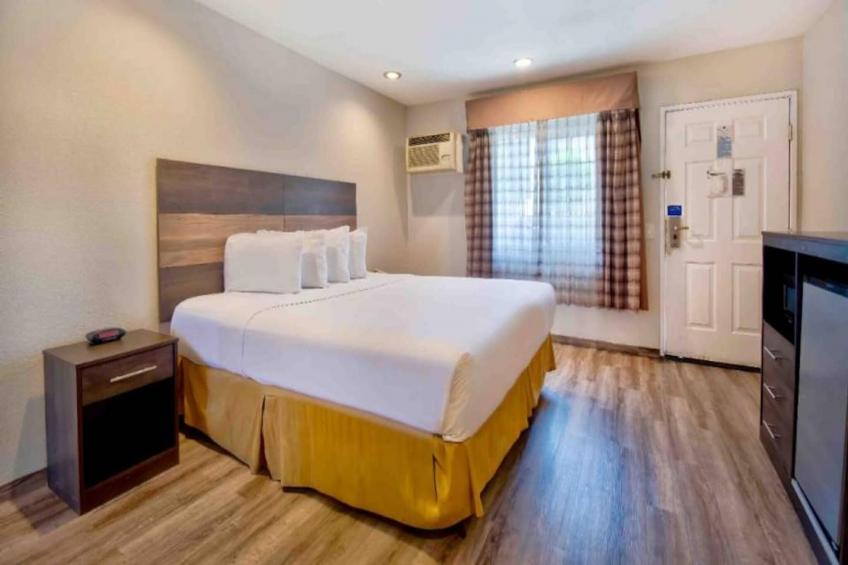 1 King Bed  Non-Smoking Micfridge - foto 14