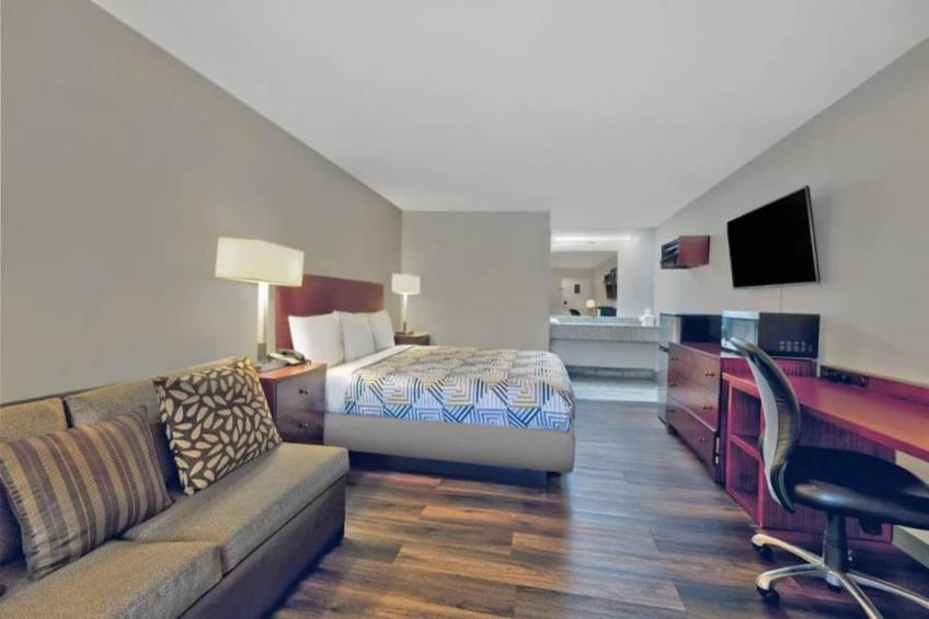 1 King Bed  Non-Smoking Micfridge Sofa-Bed - foto 10