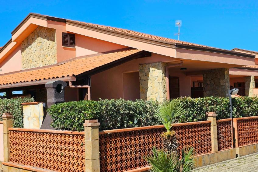 Helle mediterrane Villa mit Veranda und Garten