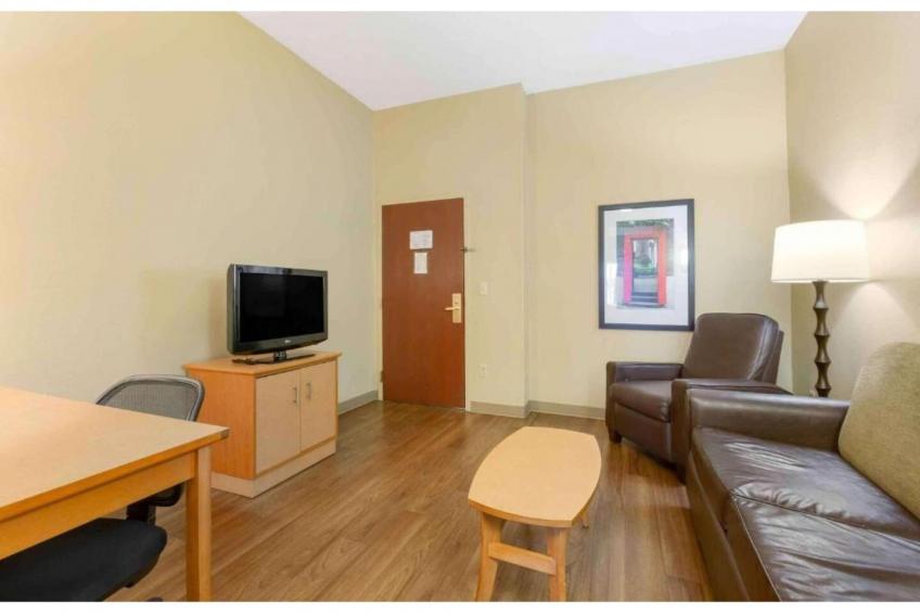 1 King Bed  Hearing Accessible Kitchen - foto 14