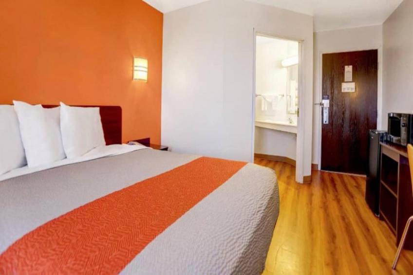 1 QUEEN BED  NON-SMOKING