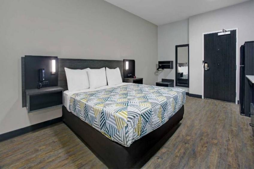 1 King Bed  Non-Smoking Mini Fridge - foto 11