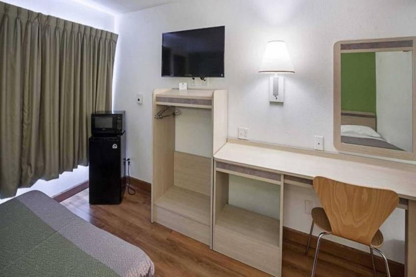 1 King Bed  Non-Smoking Mini Fridge - foto 2
