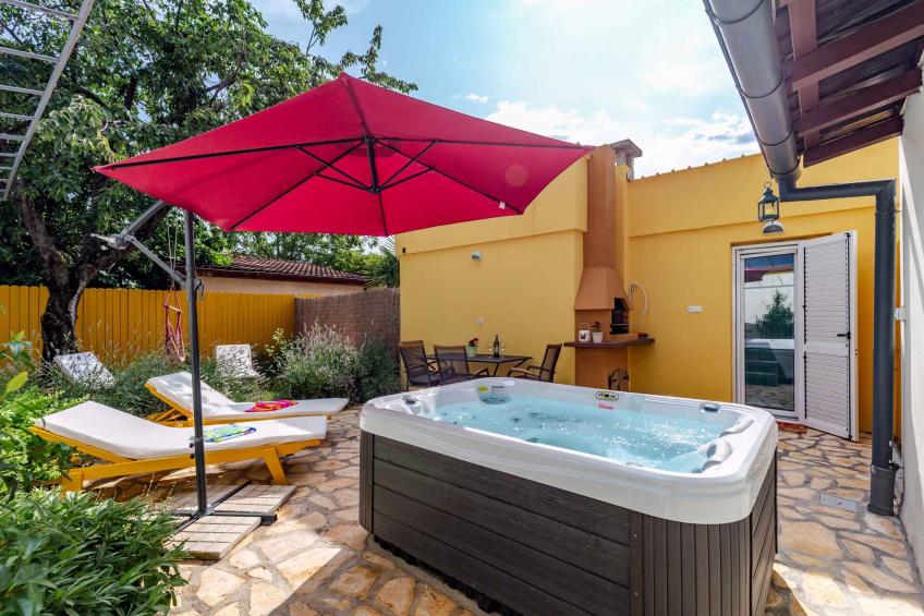 Holiday apartment with a beautiful courtyard and hydromassage - BF-CM4JY