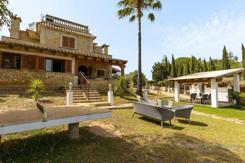 Villa Alejandra con piscina privada y gran jardín