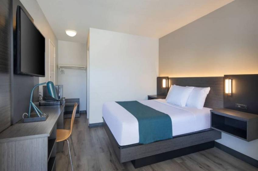 1 Queen Bed  ADA/Tub/Micfridge Non-smoking - foto 2