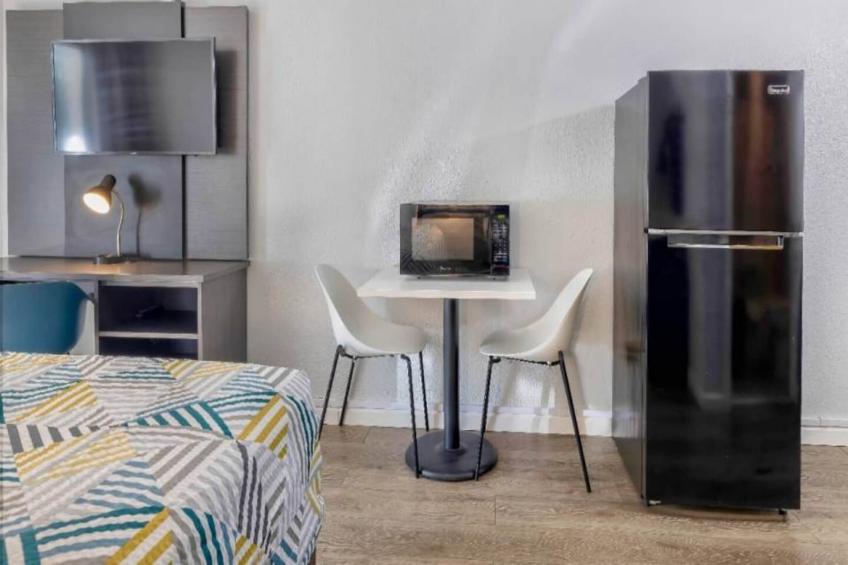 1 Queen Bed  Non-Smoking Kitchen - foto 8
