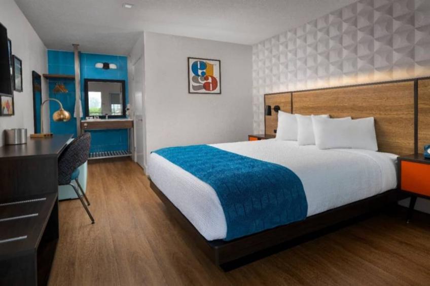 1 Queen Bed  New 60s Retro-Style Decor - foto 25