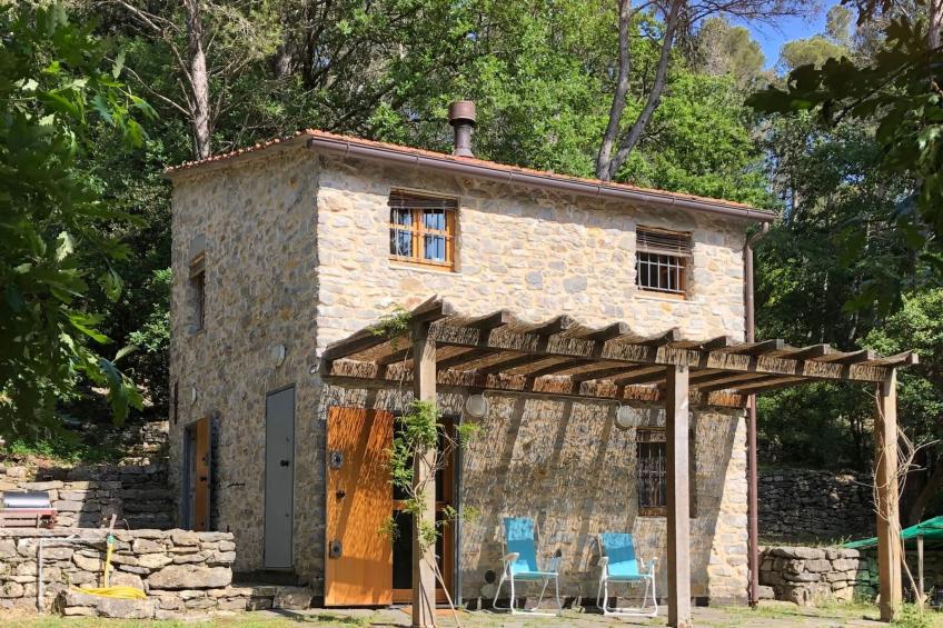 Zypressen, ein Haus im Wald an der ligurischen Riviera