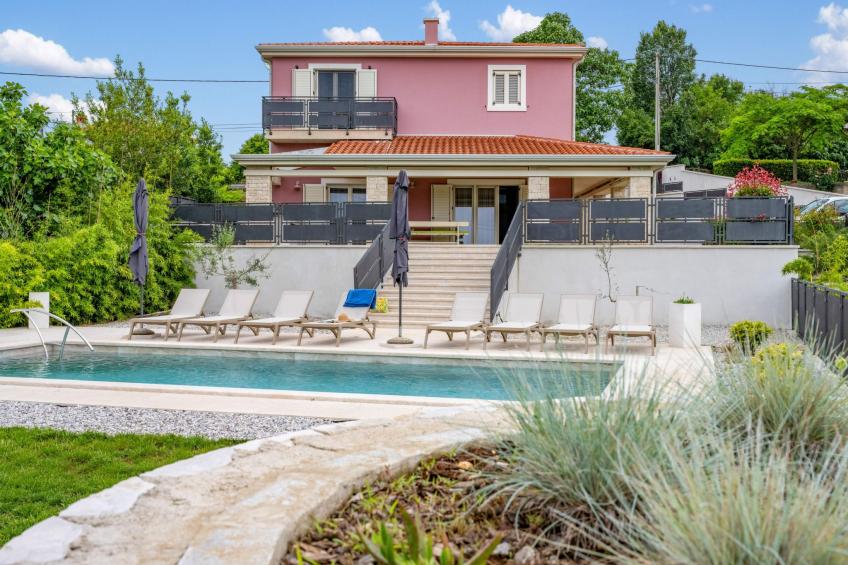 Villa Violette mit Pool nahe Stadtzentrum