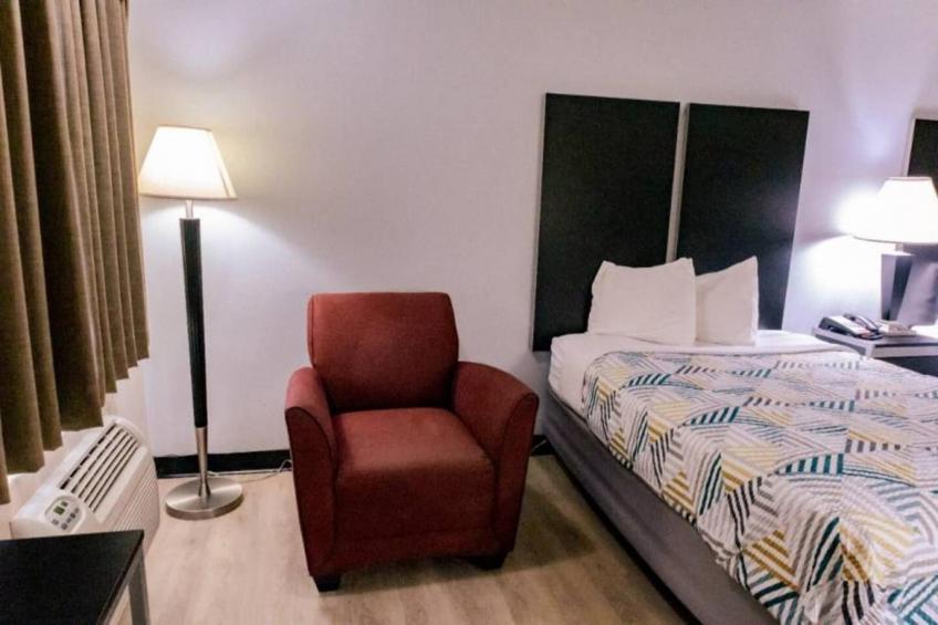 1 King Bed  Smoking Micfridge - foto 4