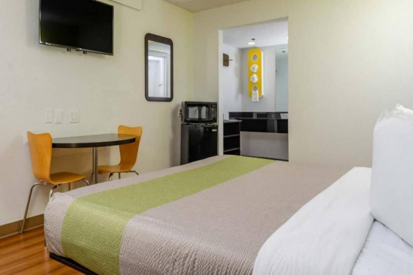 1 King Bed  Non-Smoking Micfridge Sofa-Bed - foto 5