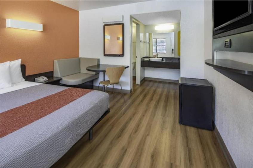 1 Queen Bed  Mini Fridge - foto 17