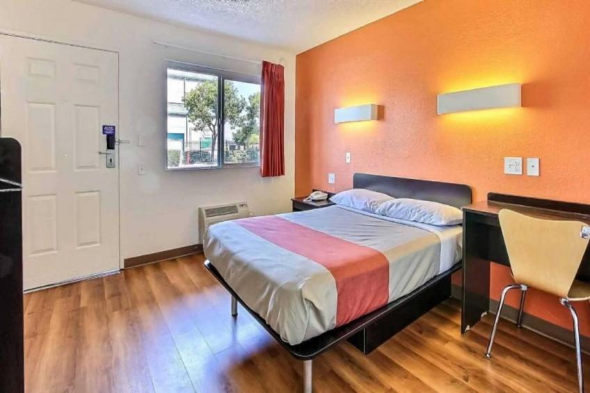 1 Queen Bed  Micfridge - foto 11