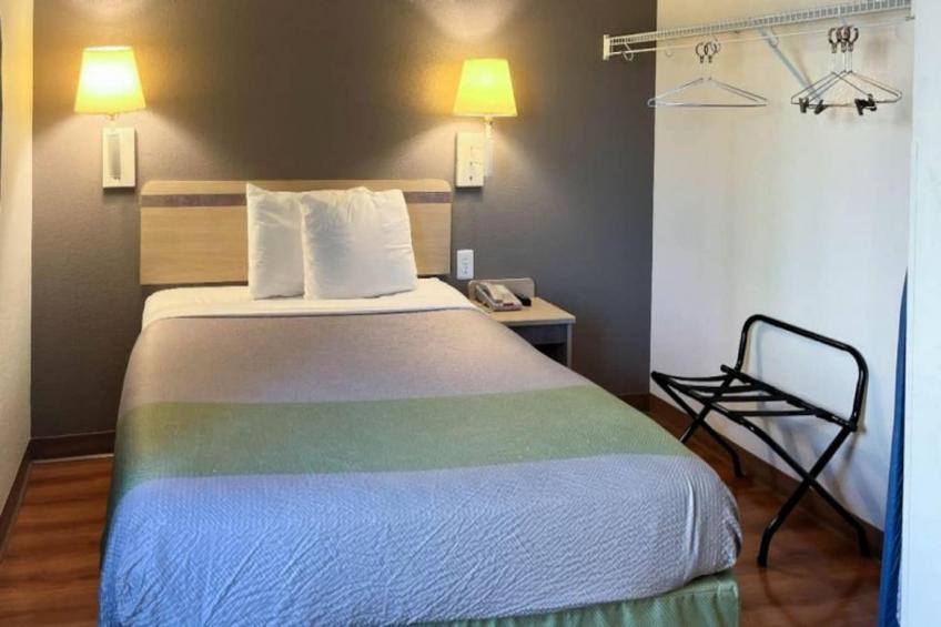 1 Queen Bed  Non-Smoking Kitchen - foto 6