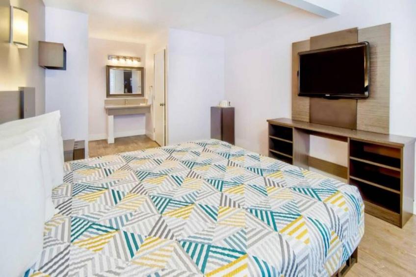 1 Queen Bed  Non-Smoking Mini Fridge - foto 6