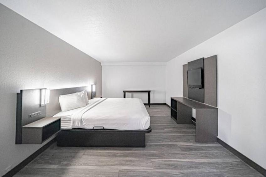 1 Queen Bed  ADA/RI Shower/Nsmk/Kitchen - foto 31