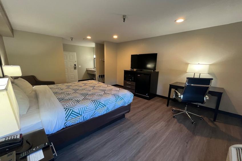 1 King Bed  Suite Non-Smoking Micfridge - foto 4