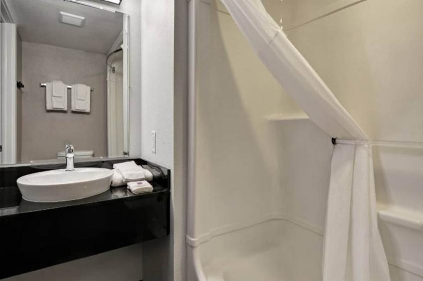 1 Queen Bed  Mobil Access Tub Nsmk Kitchen - foto 21