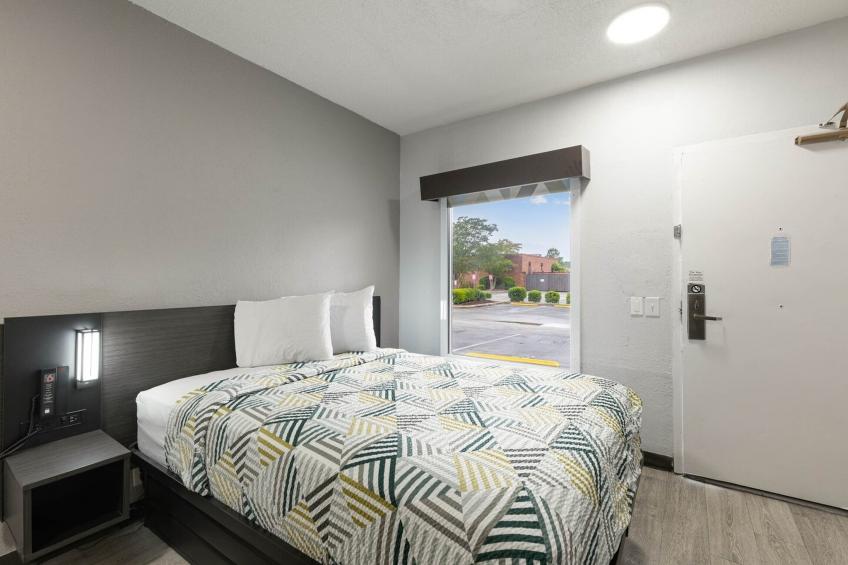 1 Queen Bed  Mobil Access Tub Nsmk Kitchen - foto 11
