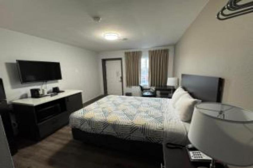 1 Queen Bed  Non-Smoking Micfridge - foto 8