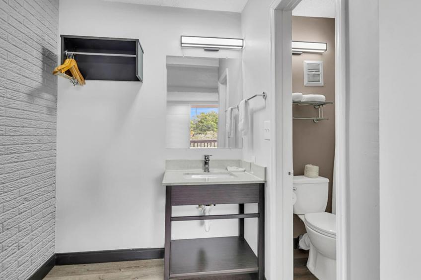 1 King Bed  Non-Smoking Kitchen - foto 14